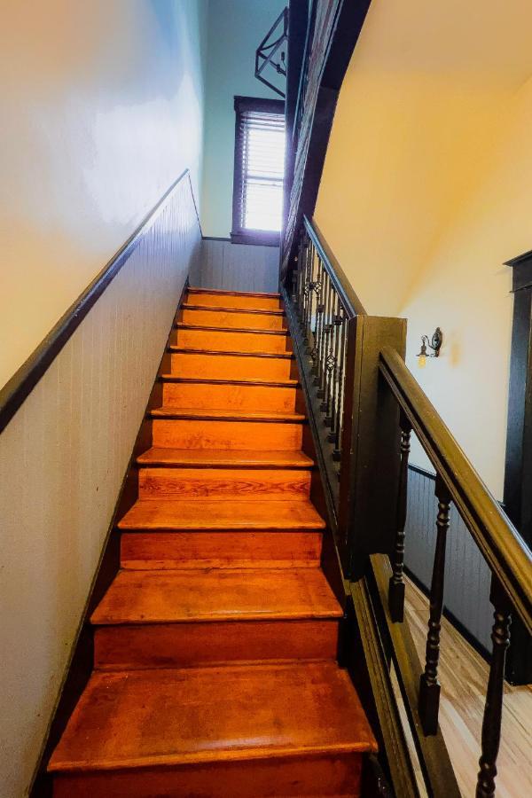 The Pub- 8Br Free Parking, Minutes From Falls & Casino Niagara Falls Exterior photo