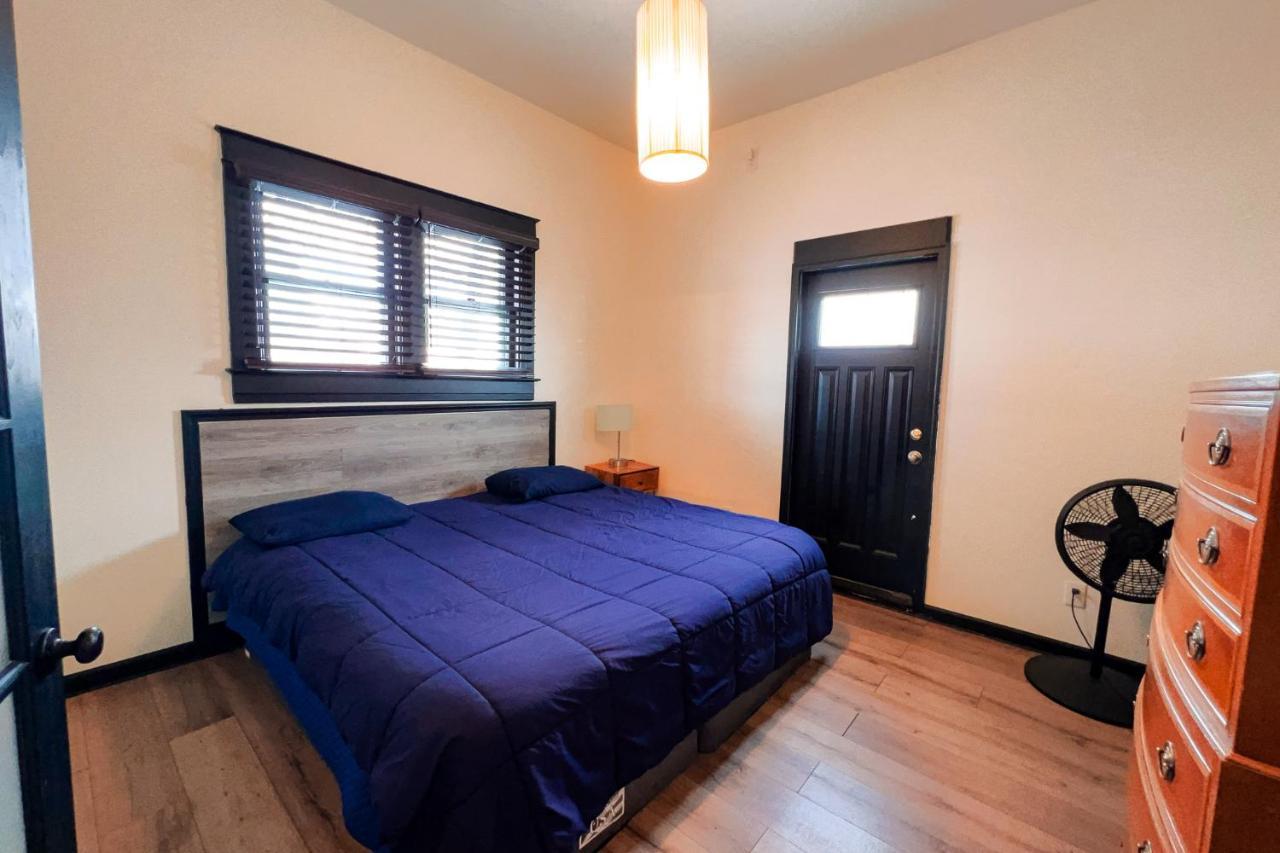The Pub- 8Br Free Parking, Minutes From Falls & Casino Niagara Falls Exterior photo