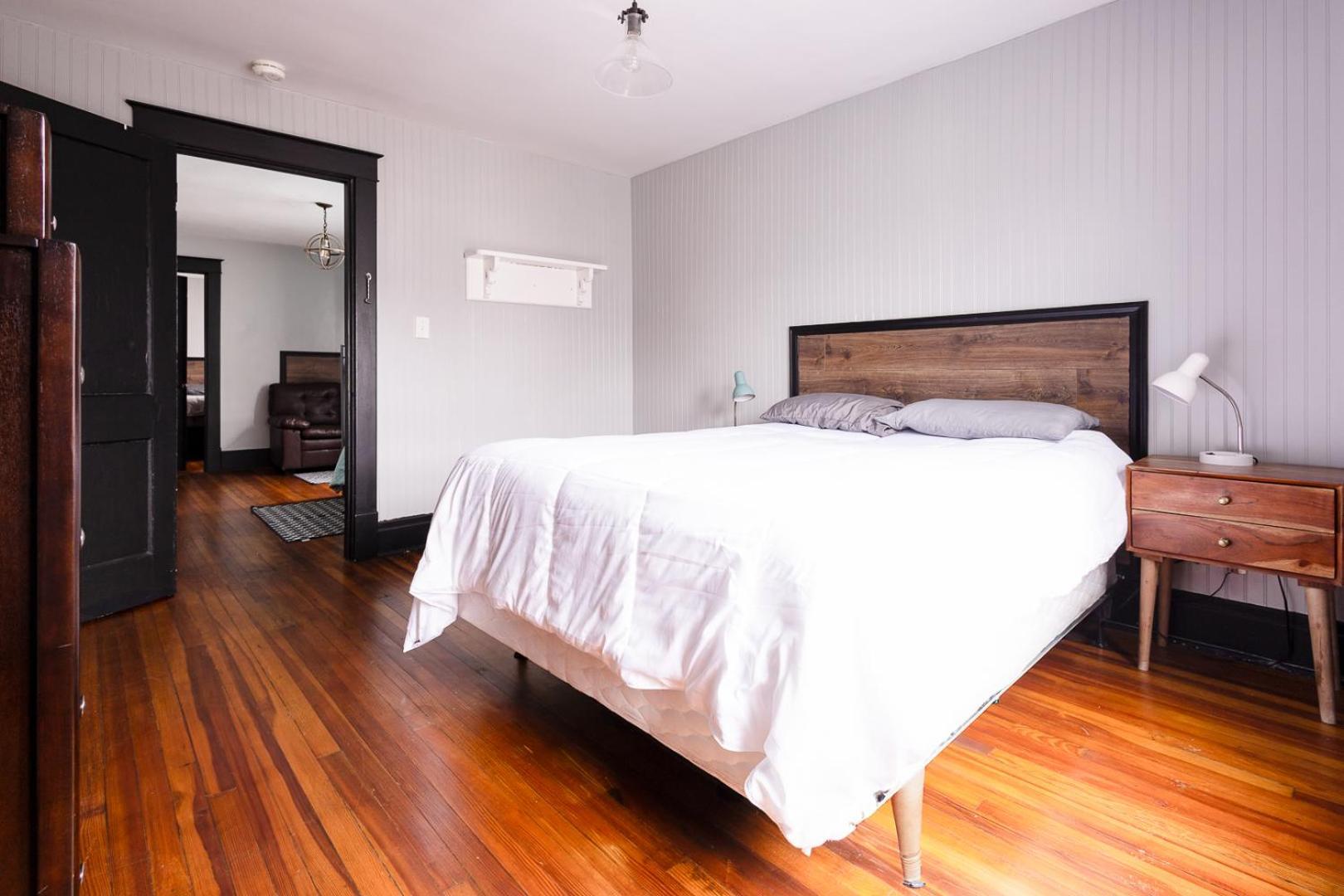 The Pub- 8Br Free Parking, Minutes From Falls & Casino Niagara Falls Exterior photo